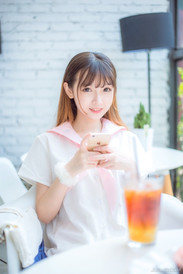 “张将军，近来可好？”庞统微笑着看向张任，拱手道。